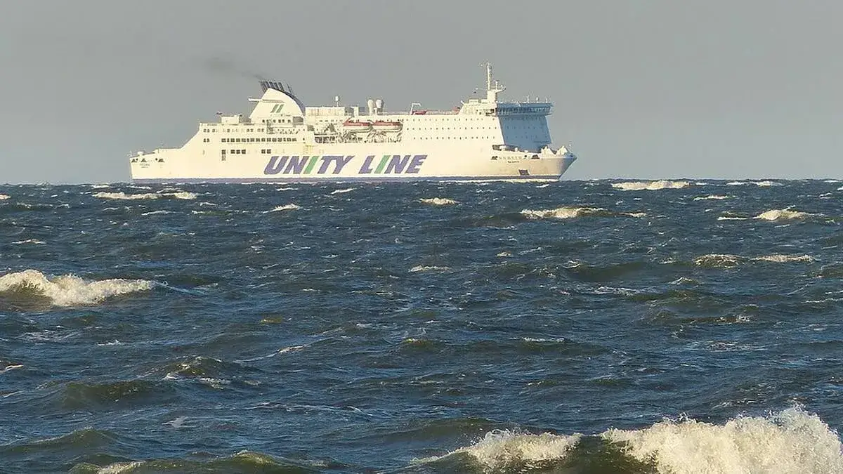 prom na wzburzonym morzu Bałtyk