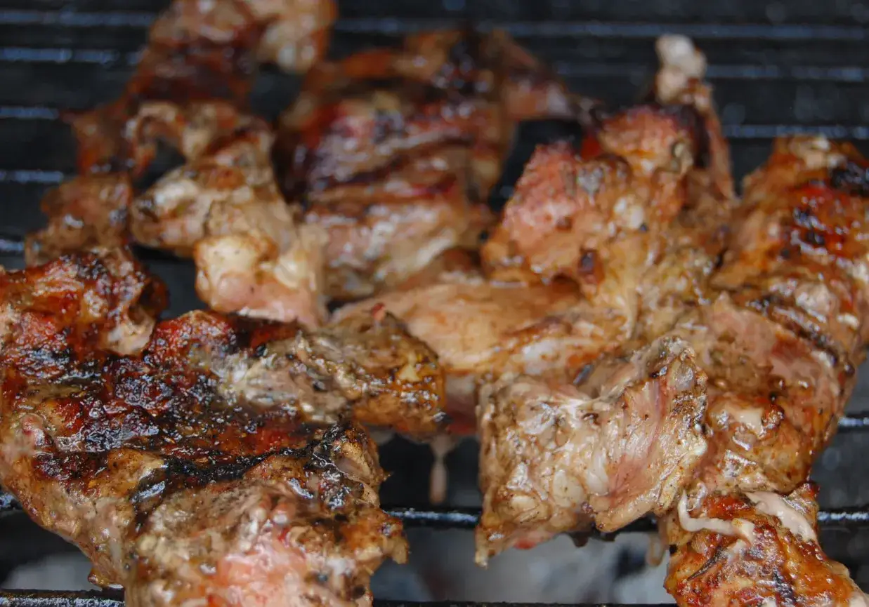 Soczysta łopatka z grilla, rumiana i aromatyczna, kusi apetycznym wyglądem. Idealna na letnie spotkania.