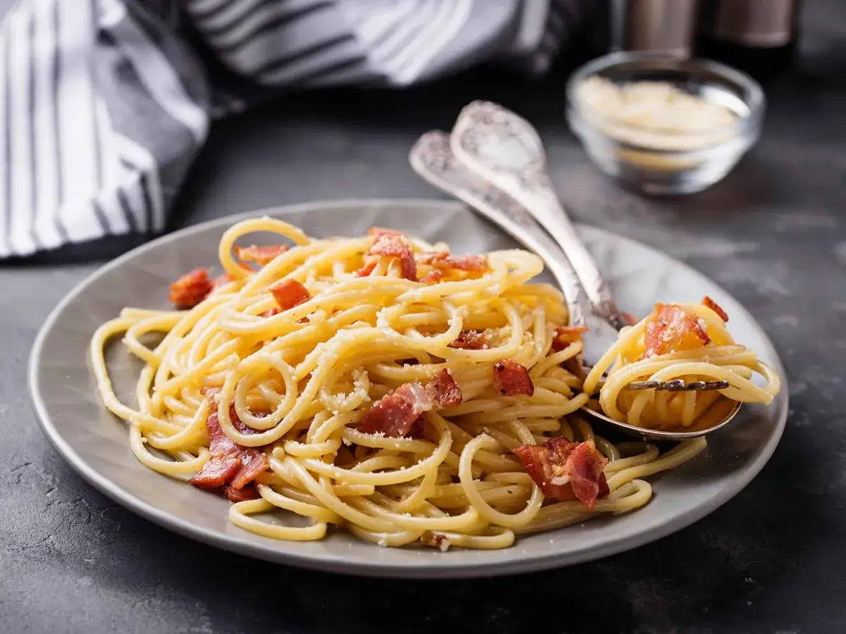 spaghetti carbonara danie talerz