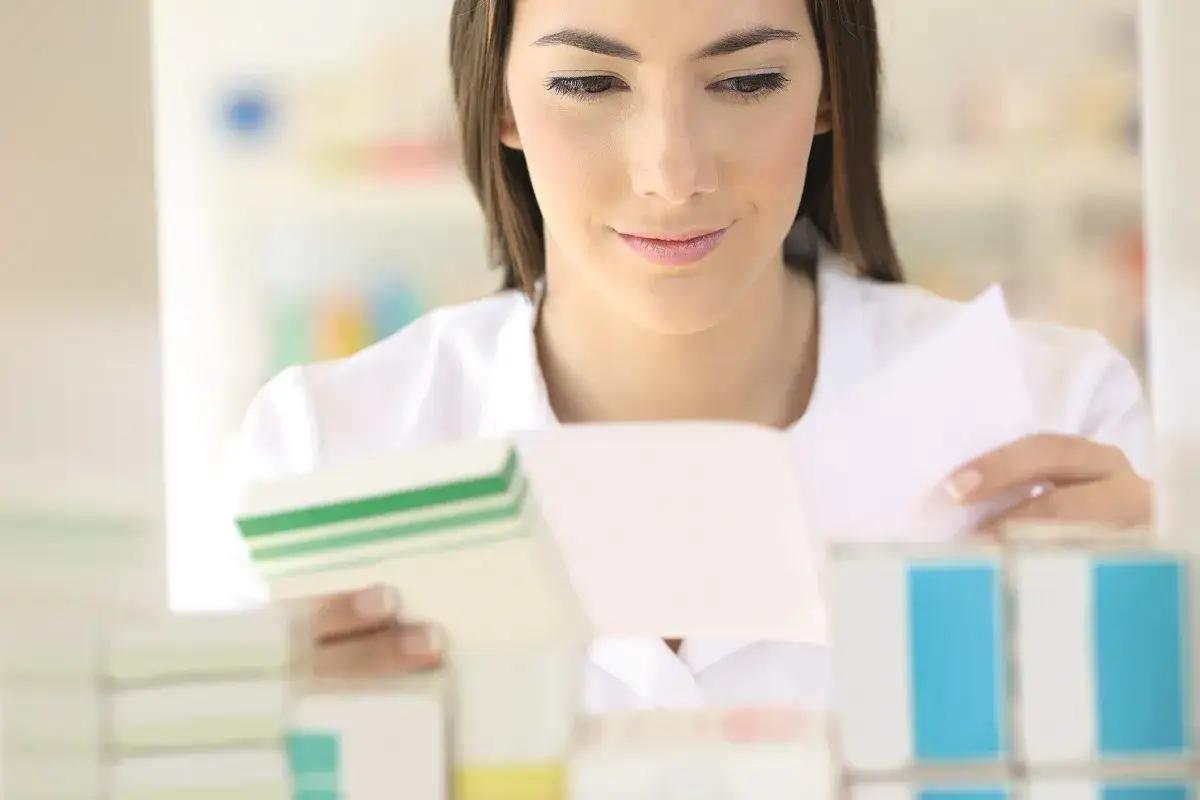 osoba czytająca ulotkę leku