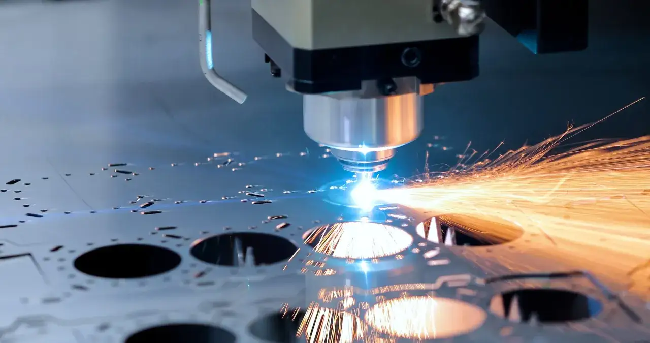 Precyzyjne szlifowanie płaszczyzn metalu przez maszynę laserową, z widowiskowym deszczem iskier.
