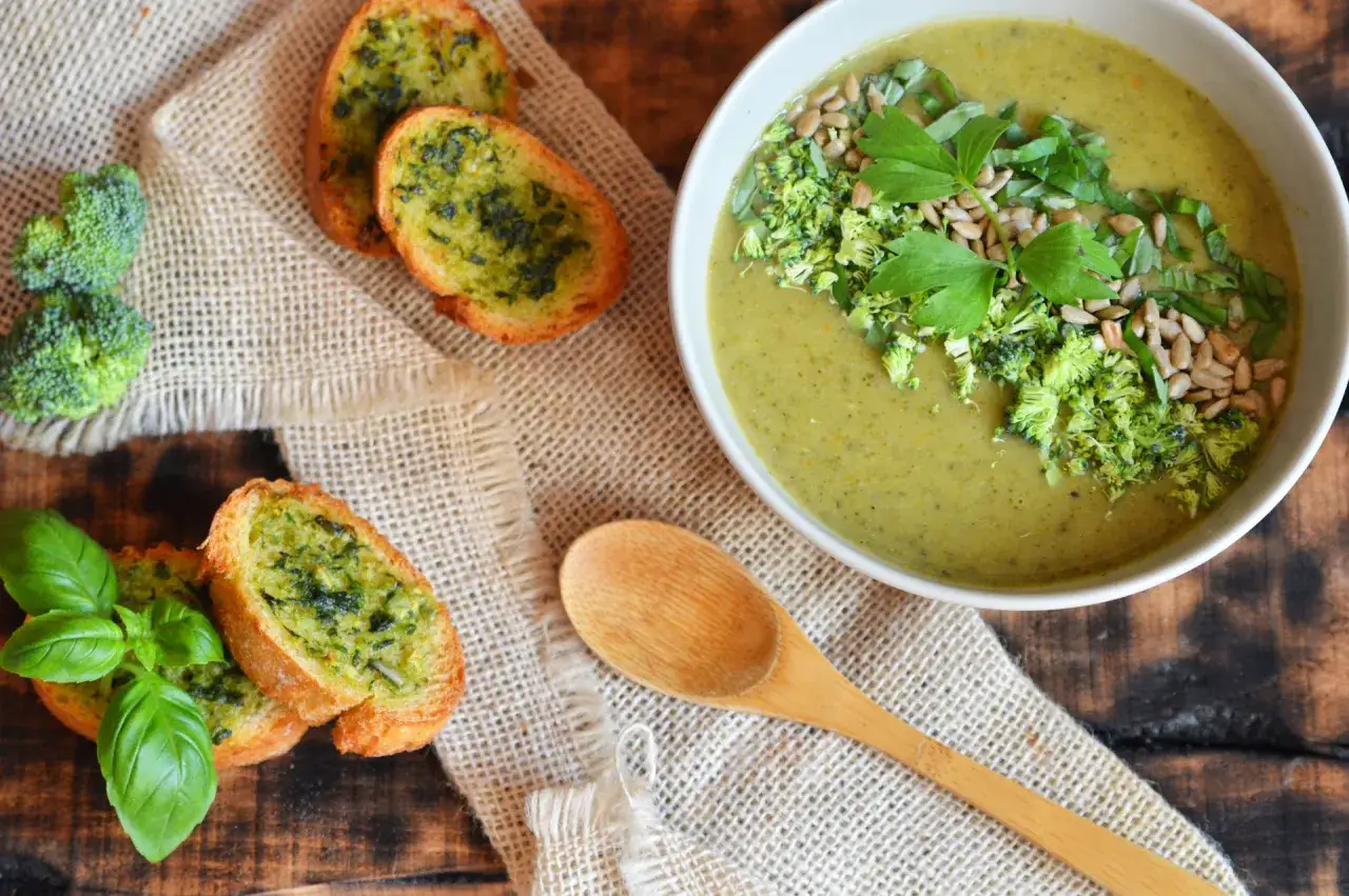 zupa krem z głąba brokuła i pesto z łodygi