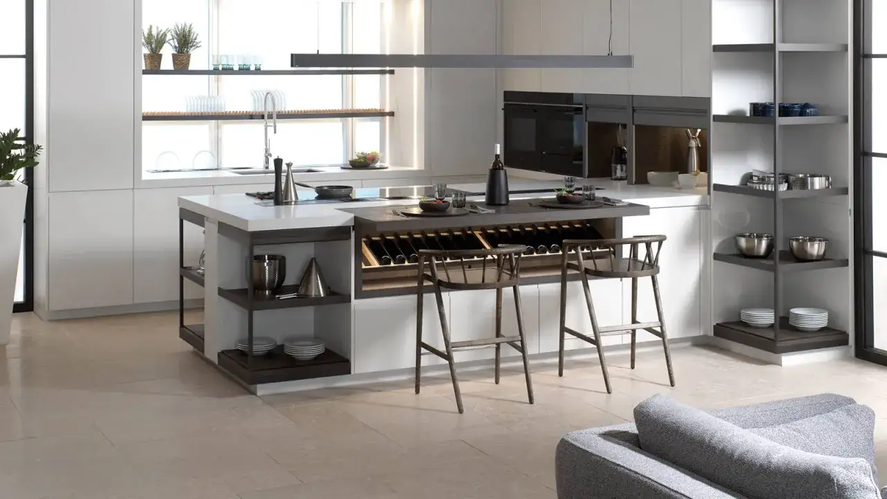 Cocina moderna con isla central, vinoteca y taburetes. Muebles de cocina fabricantes de diseño elegante.