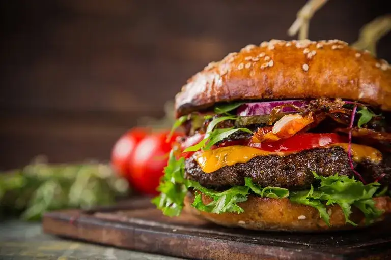 Zdjęcie Najlepszy przepis na burger z wołowiną, który zachwyci Twoje kubki smakowe