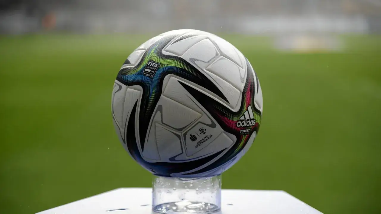 Piłka Adidas Conext24 na tle zielonej murawy, symbolizująca kiedy poczatek ekstraklasy.