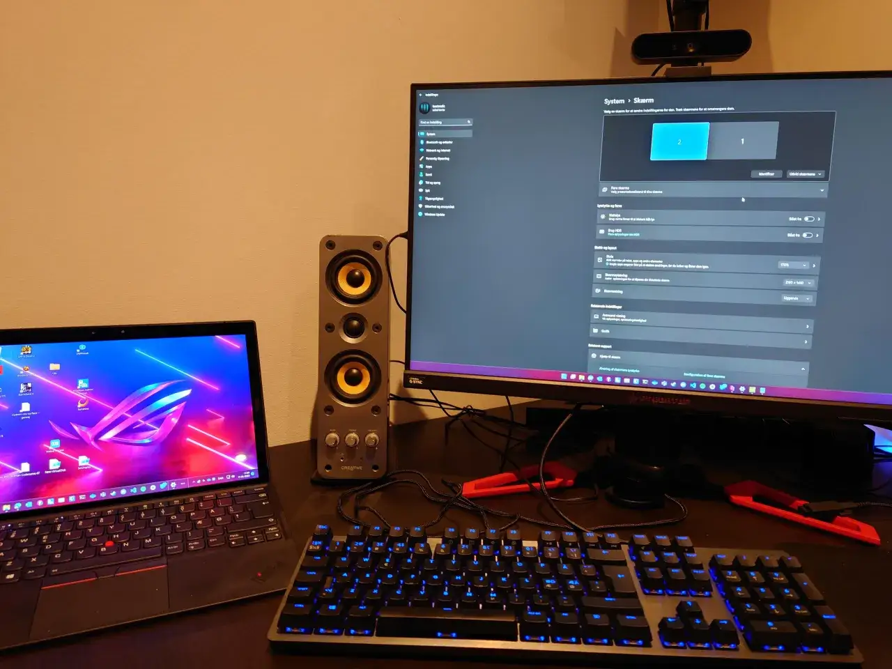 Ustawienia ekranu pokazują, jak używać laptopa jako monitora, łącząc go z zewnętrznym wyświetlaczem.