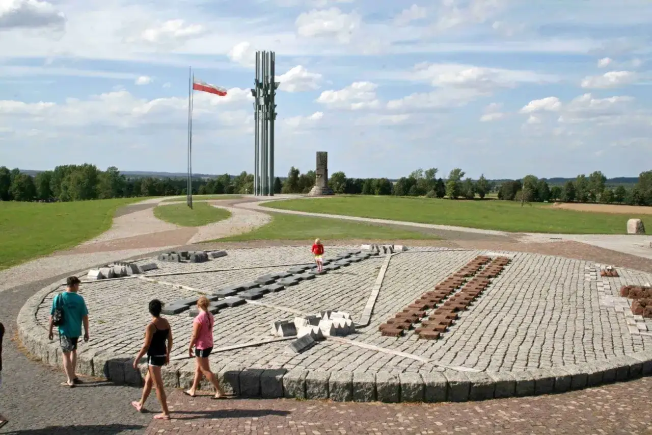 Pomnik Grunwaldzki, miejsce gdzie kręcono bitwę pod Grunwaldem, z makietą pola bitwy i wieżą.