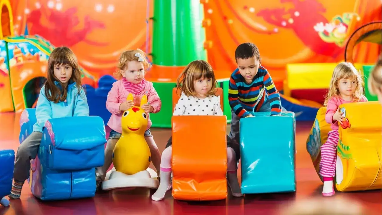 dzieci bawiące się w sali zabaw w deszczowy dzień