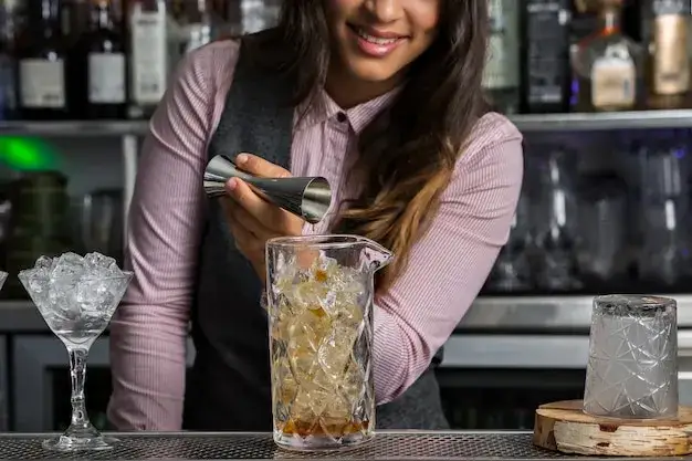 kobieta barmanka pewna siebie