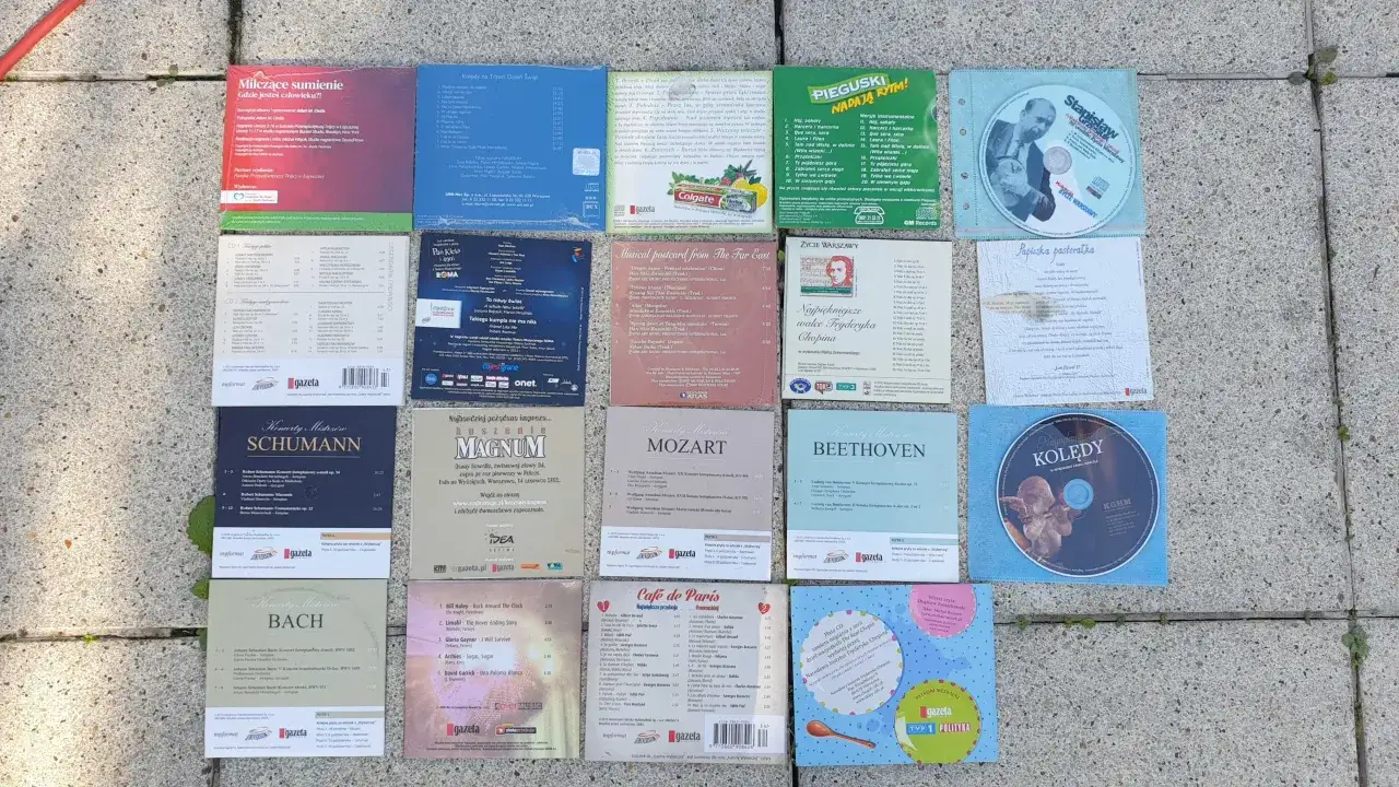 Stos starych płyt CD i DVD