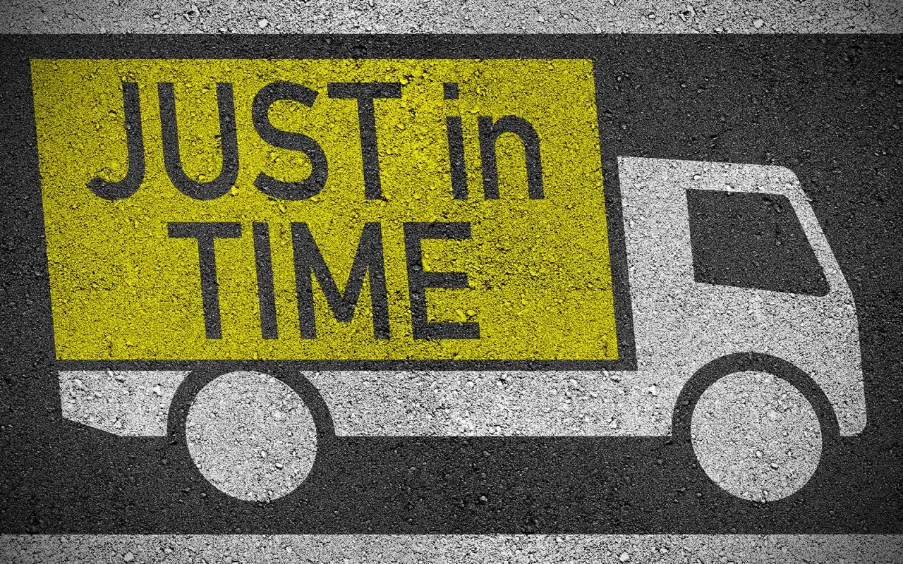 Biała ciężarówka z żółtym prostokątem i napisem 