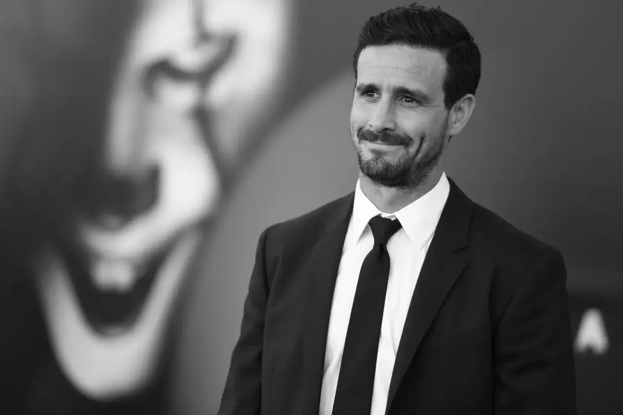 zmartwiony aktor patrzący w pusty kalendarz symbol braku pracy