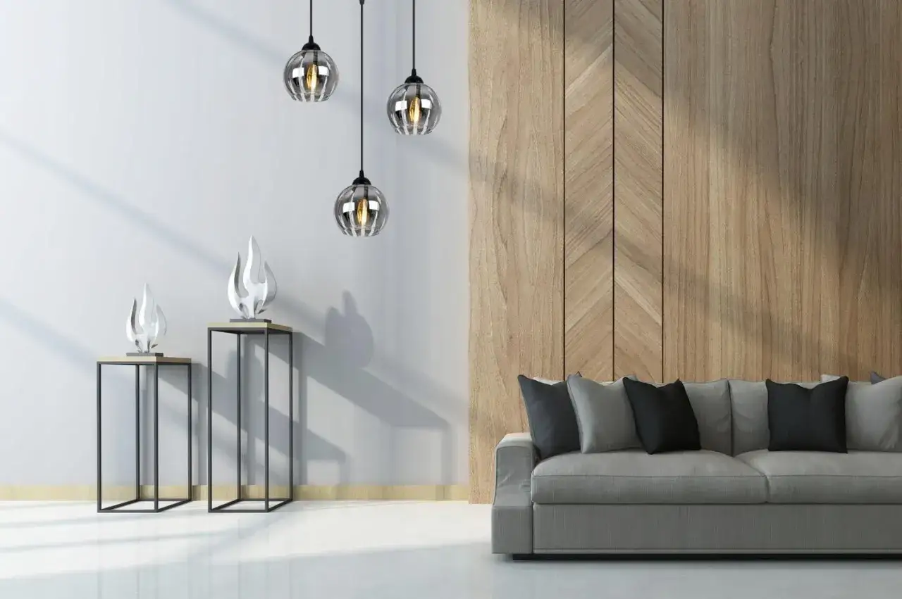 Nowoczesne wnętrze z sofą i trzema wiszącymi lampami kule chrom.