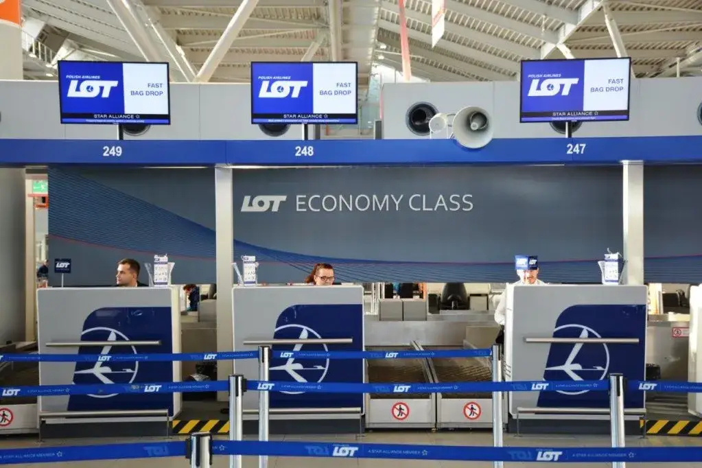 tablica z limitami bagażowymi linii lotniczych