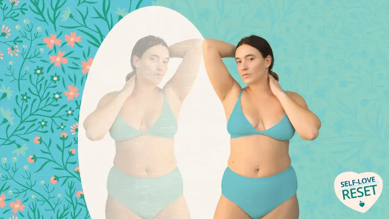 Kobieta w turkusowym bikini, z odstającym brzuchem poniżej pępka, patrzy w lustro. Tło ozdobione kwiatami.