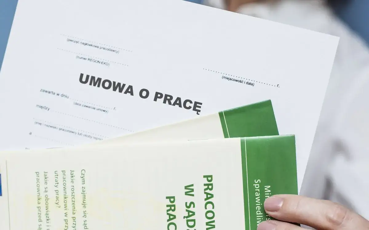 pracownik podpisujący umowę o pracę, dokumenty prawne, staż pracy