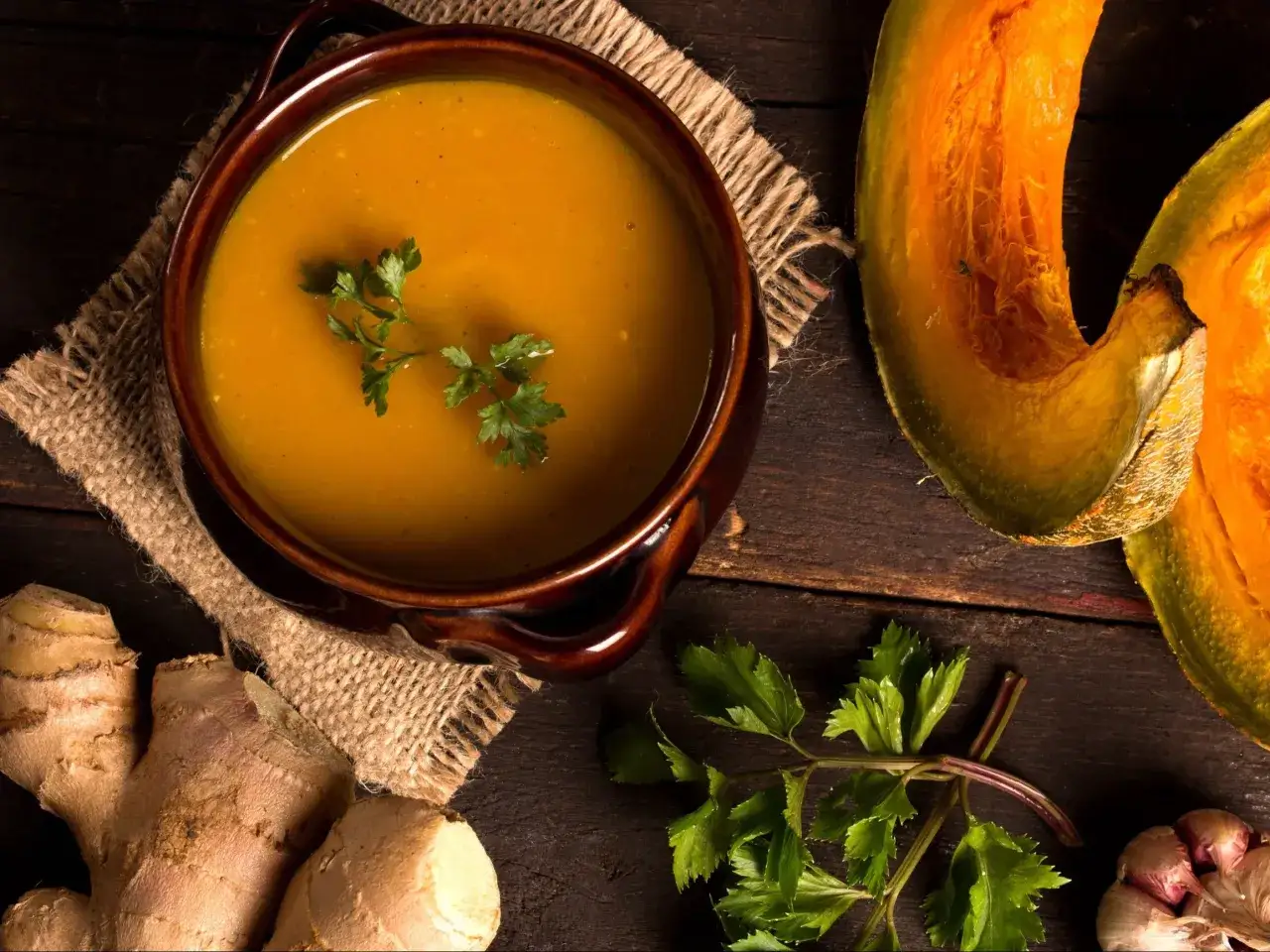 Rozgrzewająca zupa na chorobę z dyni, imbiru i czosnku. Idealna na przeziębienie.