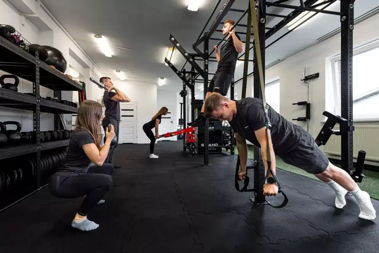 Trener CrossFit prowadzi zajęcia grupowe