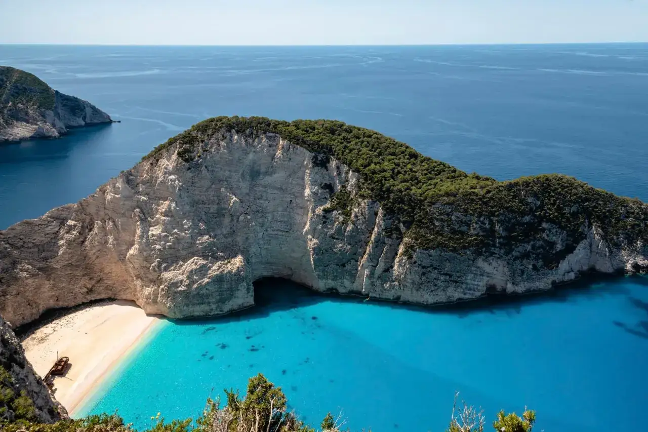 Widok na Zatokę Wraku na Zakynthos. Czy warto? Tak, to raj! Turkusowa woda, biała plaża i klify.
