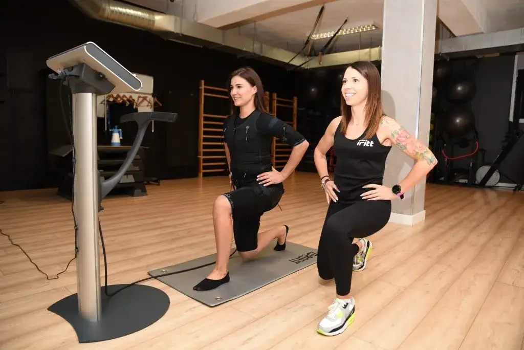 kobieta ćwicząca trening ems w nowoczesnym studio