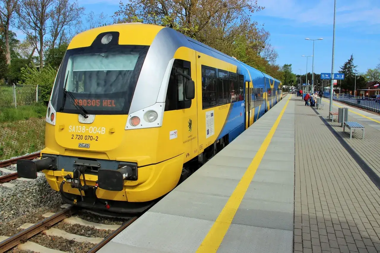 Pociąg na P&oacute;łwyspie Helskim