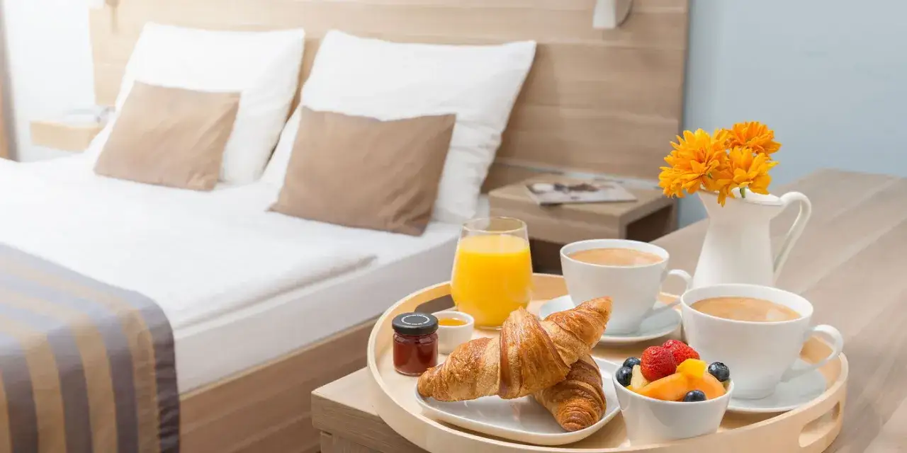 Śniadanie do łóżka: rogaliki, kawa, sok i owoce. Idealne miejsce, gdzie najlepiej rezerwować noclegi, by poczuć się jak w domu.