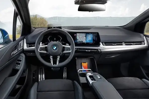 BMW Serii 2 Active Tourer U06 wnętrze zakrzywiony ekran