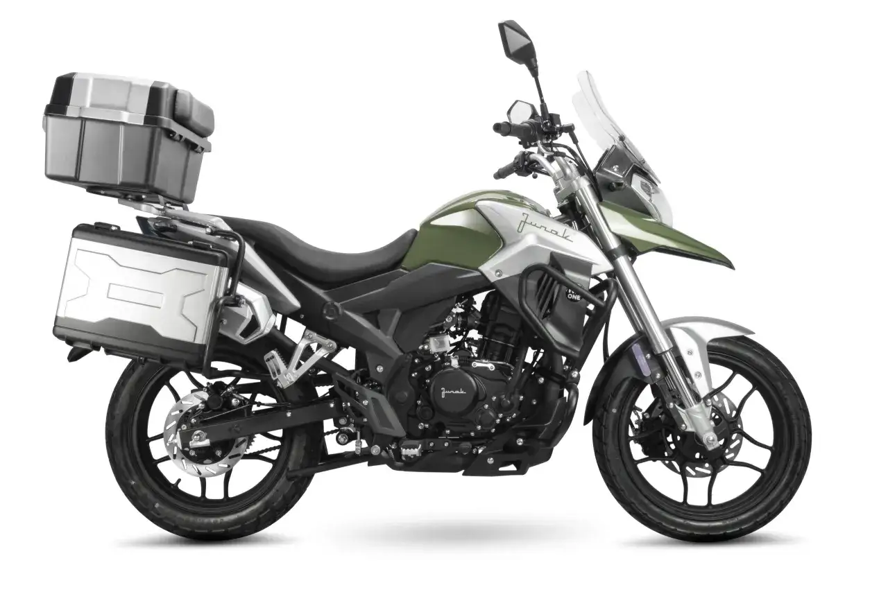 Zielony motocykl Junak z kuframi, idealny jako jaki motocykl na początek. Gotowy na przygodę!