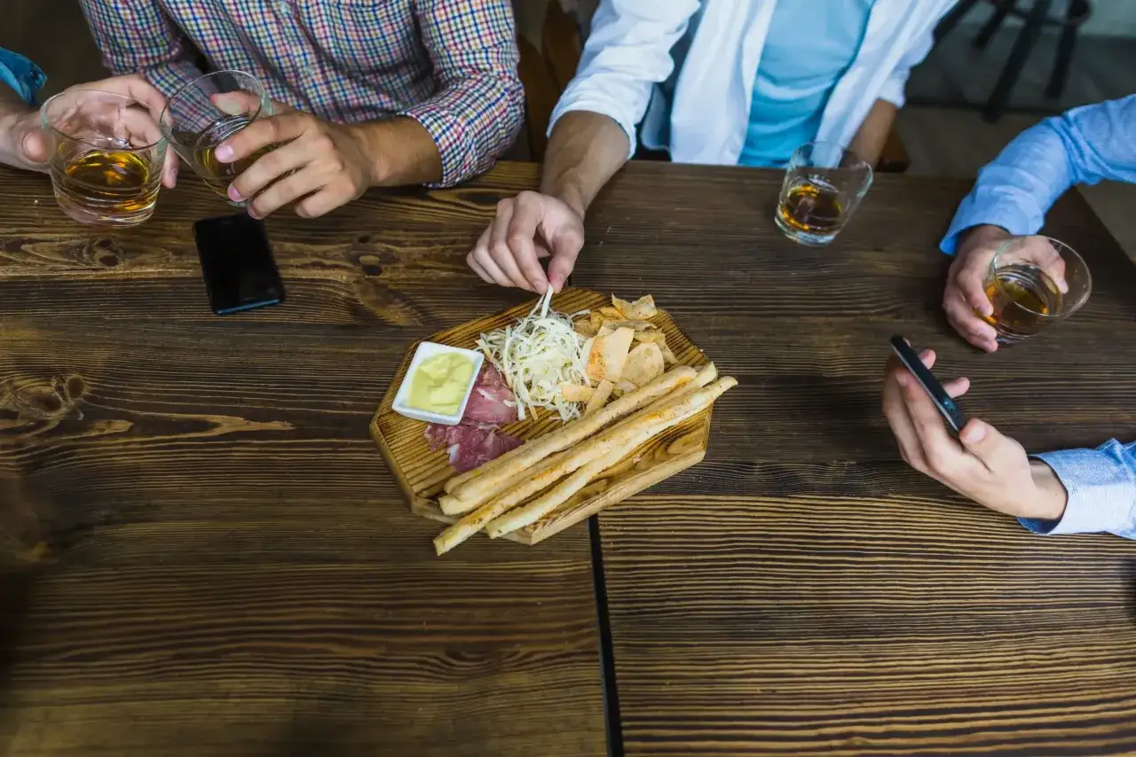 Gente tomando vermut y tapas en Palma de Mallorca
