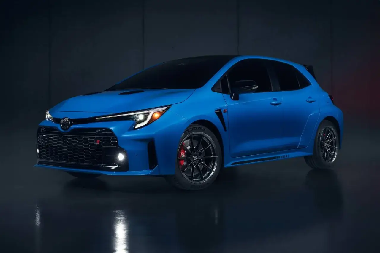 Niebieska Toyota Corolla GR z czarnym dachem i felgami, gotowa do dynamicznej jazdy.