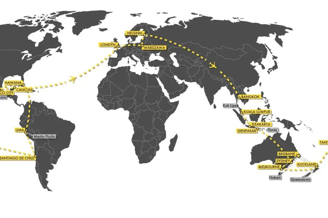 Osoba planująca podr&oacute;ż na mapie świata