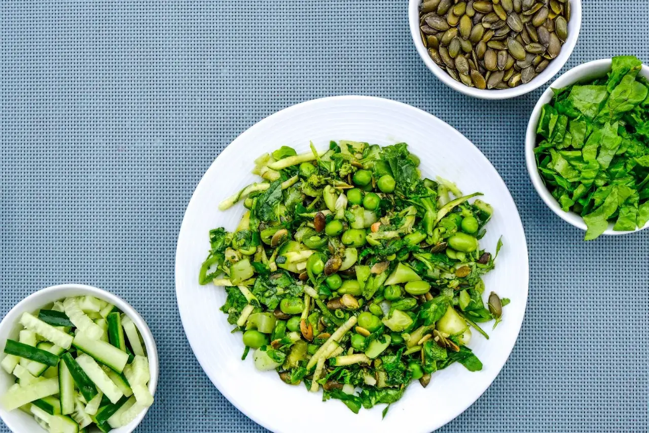 Sałatka z edamame mrożonego, ogórka, szpinaku i pestek dyni. Proste i zdrowe danie, które można zrobić w kilka minut.