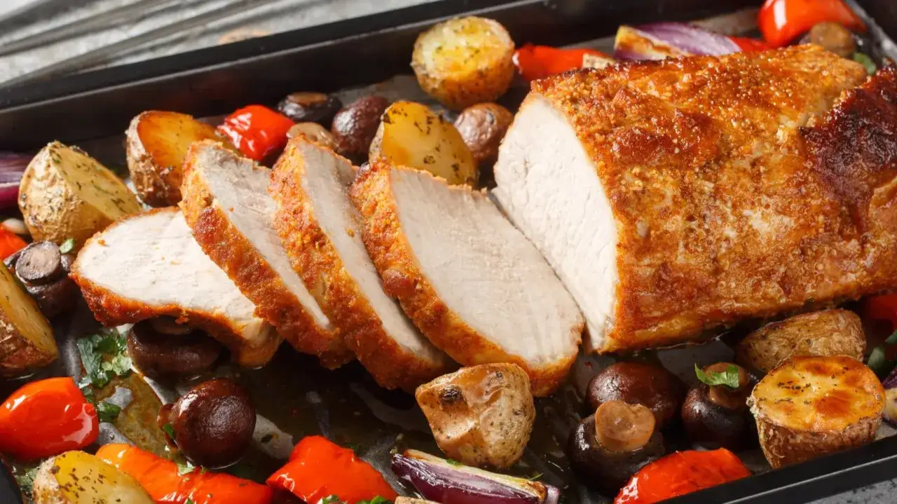 Pieczona polędwiczka wieprzowa z warzywami. Dowiedz się, dlaczego polędwiczka wieprzowa jest sucha po upieczeniu i jak temu zapobiec, by była soczysta.