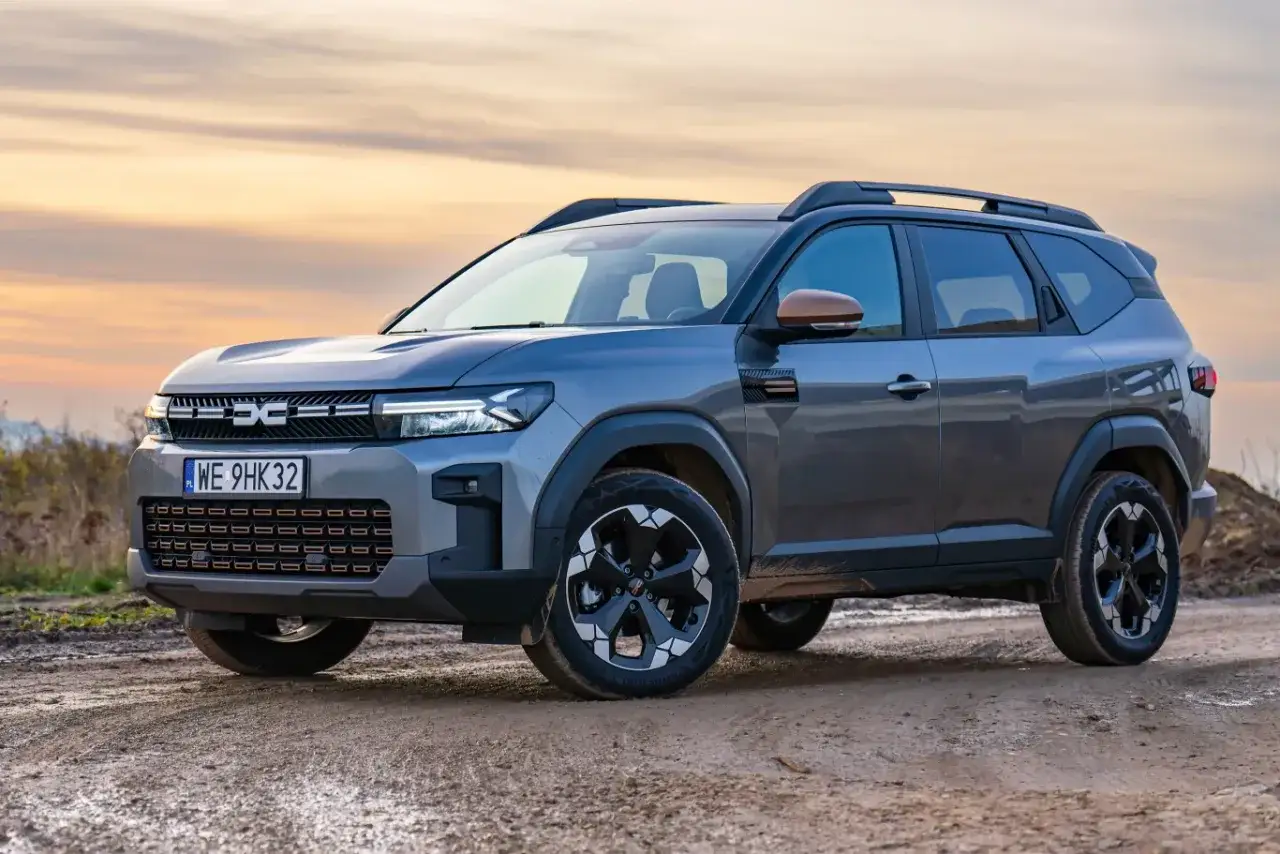 Szary Dacia Bigster na drodze, gotowy na przygody. Dostępne silniki zapewnią moc i oszczędność.