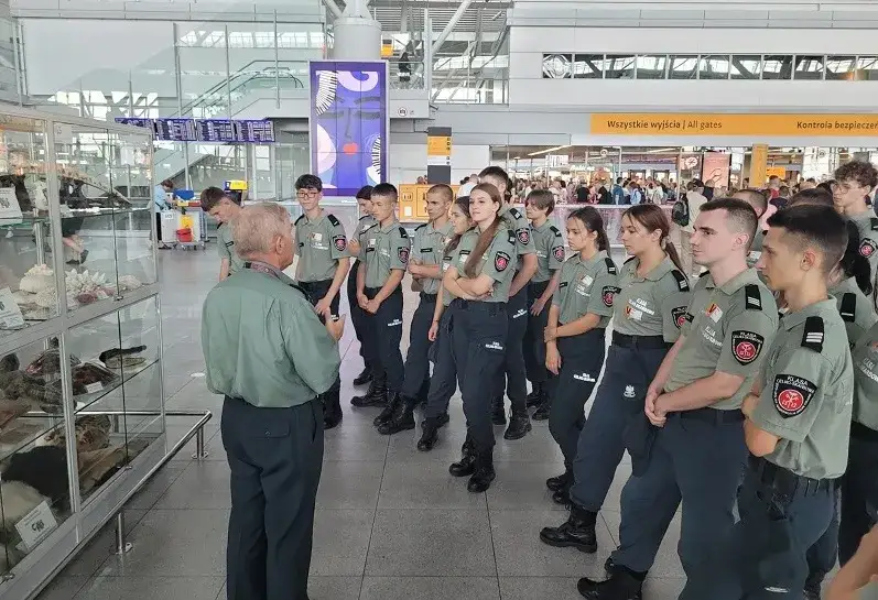 funkcjonariusz Służby Celno-Skarbowej na lotnisku podczas kontroli