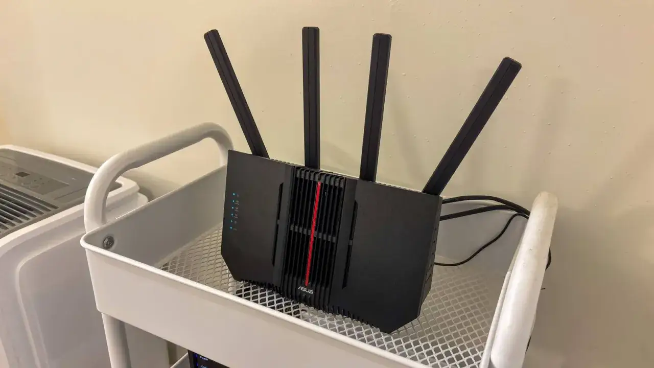 Czarny router Asus z antenami, gotowy do zapewnienia szybkiego połączenia wifi 6.