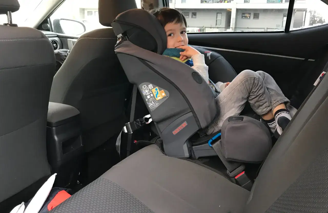 fotelik samochodowy tyłem do kierunku jazdy i poduszka powietrzna