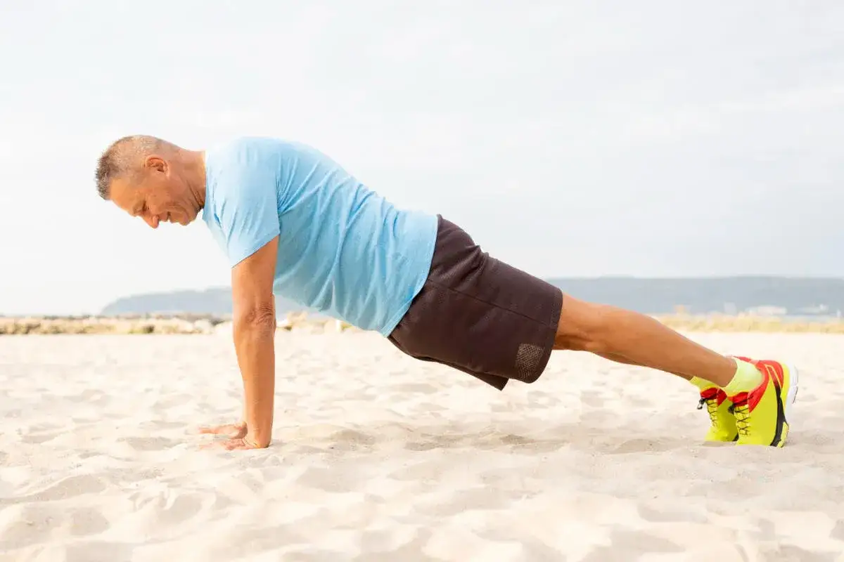 osoba pływająca po endoprotezie biodra