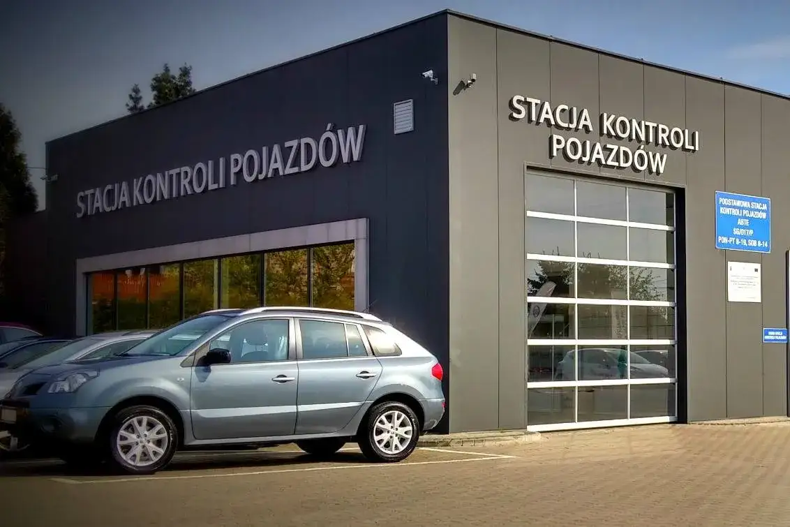 Samochód na stacji kontroli pojazdów