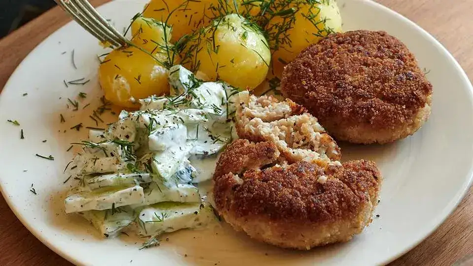 talerz kotlet&oacute;w mielonych z ziemniakami i mizerią