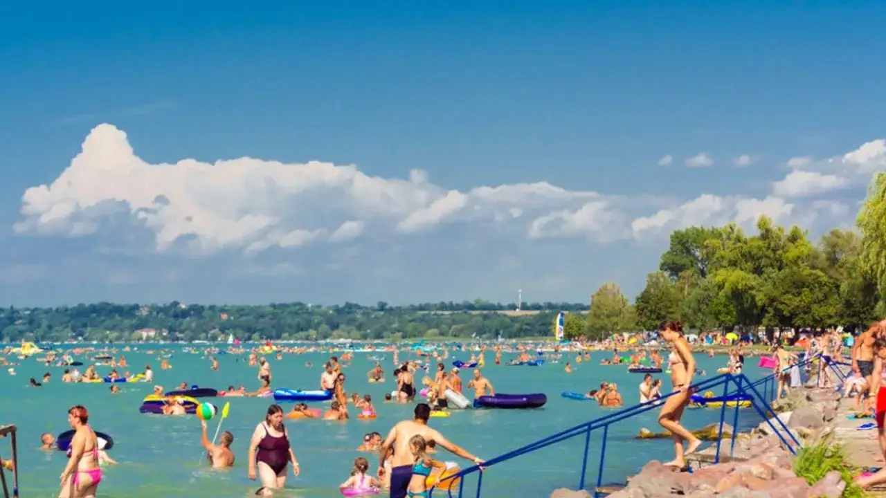 Tłum ludzi cieszy się latem nad Balatonem na Węgrzech, pływając i relaksując się na wodzie.