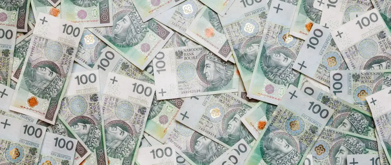 Stos stu-złotowych banknotów. Czy muszę zadeklarować gotówkę, podróżując do Niemiec?
