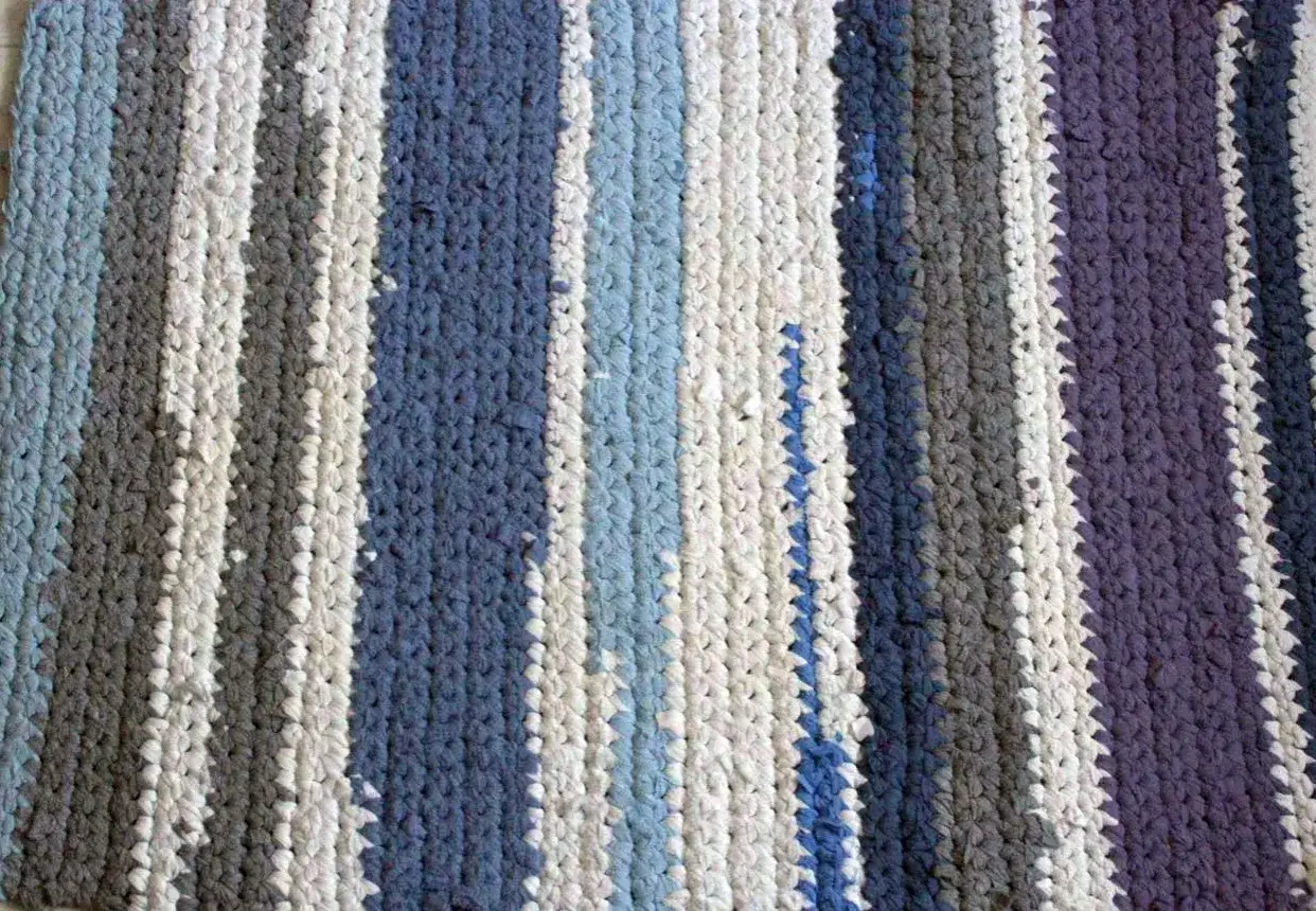 dywanik ze starych koszulek inspiracje