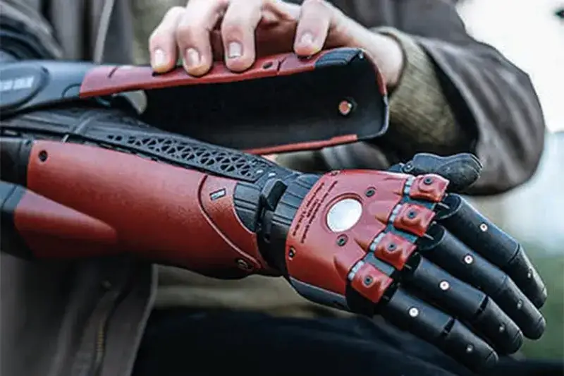 magiczna proteza ręki, żołnierz z protezą, komiksowa ręka robotyczna