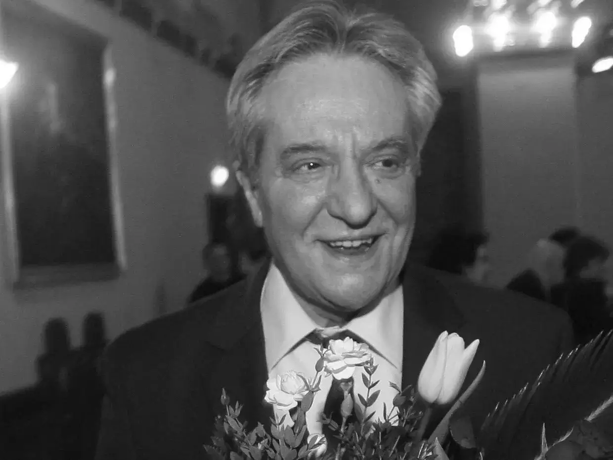 Uśmiechnięty Jerzy Grałek z bukietem kwiatów. Wiele osób zastanawia się, jerzy grałek na co zmarł, ale to zdjęcie upamiętnia jego życie.