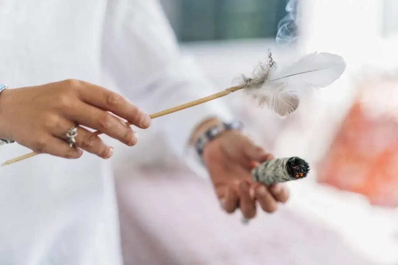 okadzanie szałwią lub palo santo w domu