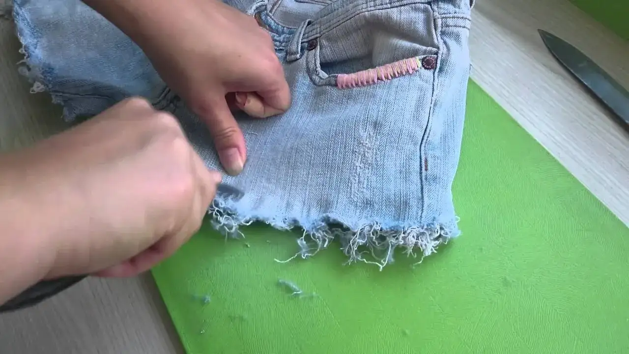 postrzępione szorty jeansowe DIY