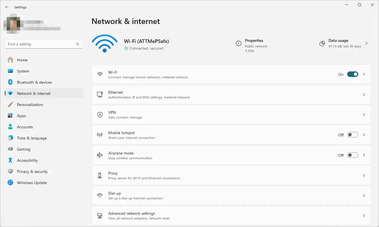 Ustawienia sieci Wi-Fi w Windows 11. Możesz tu znaleźć hasło do wifi, zarządzać znanymi sieciami i ustawieniami.