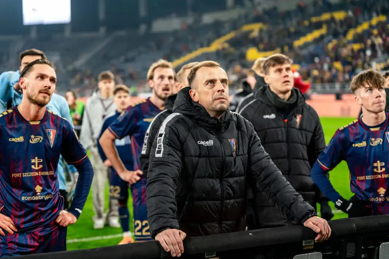 Zawodnicy Pogoni Szczecin w nowych strojach, skupieni na boisku.