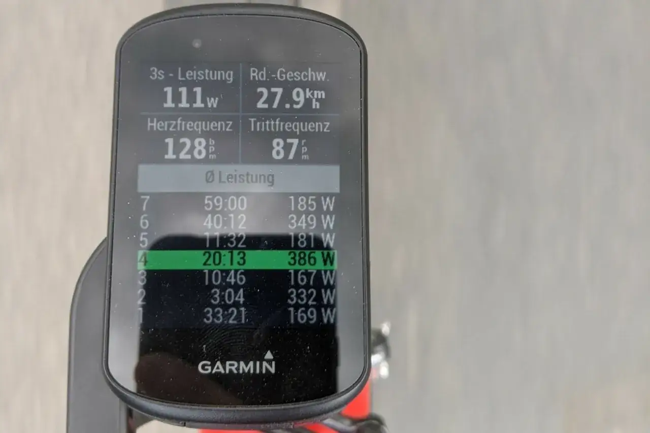 Na ekranie licznika Garmin widać, jak obliczyć waty na rowerze: 111W mocy, 27.9 km/h, 128 bpm, 87 rpm.